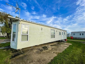 6 Berth Caravan For Hire At Seawick Holiday Park In Clacton-On-Sea Ref 27049Sw